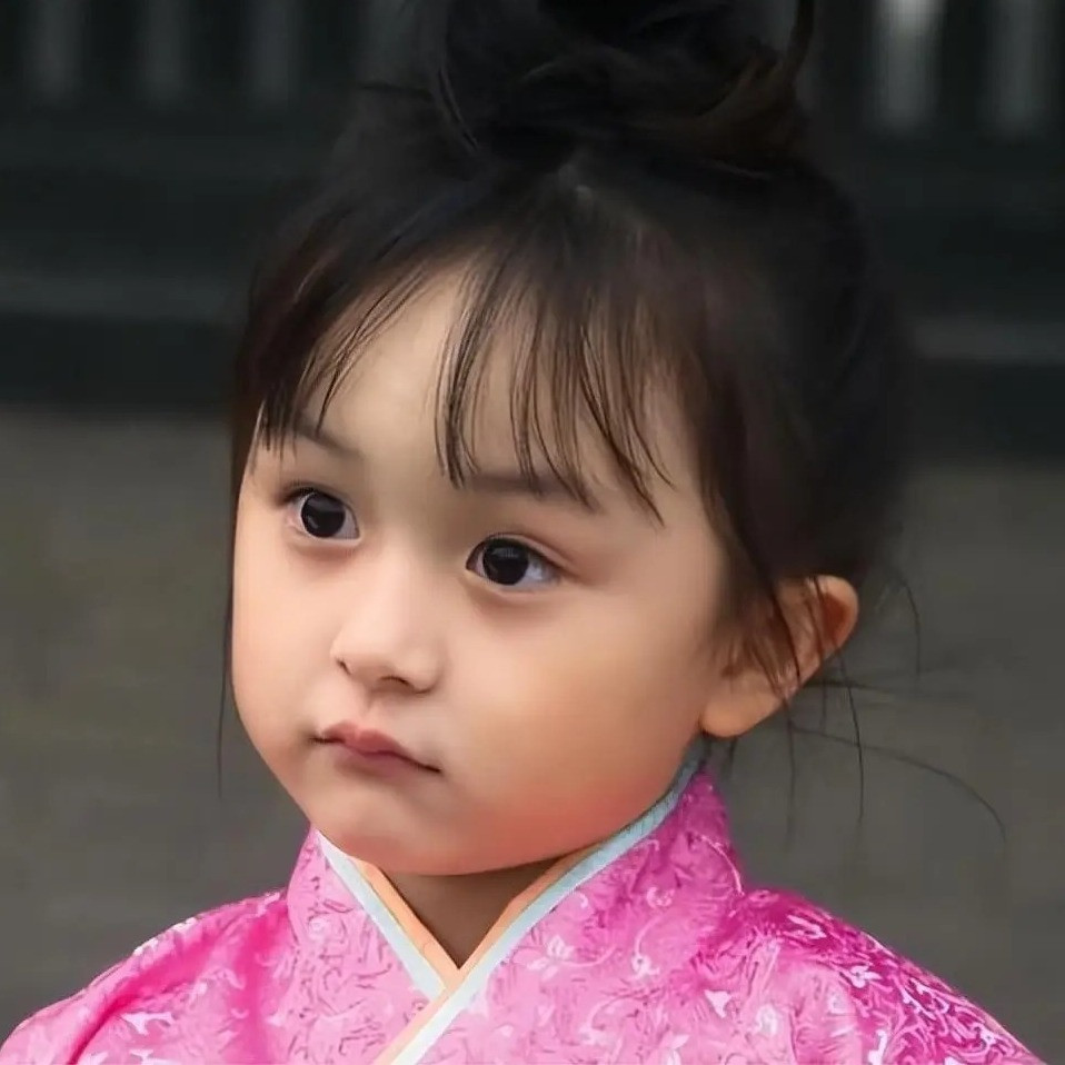 Lưu Sở Điềm sinh năm 2009, từng được Cnet đặt cho biệt danh "thiên thần nhí" vì ngoại hình dễ thương từ trong trứng.