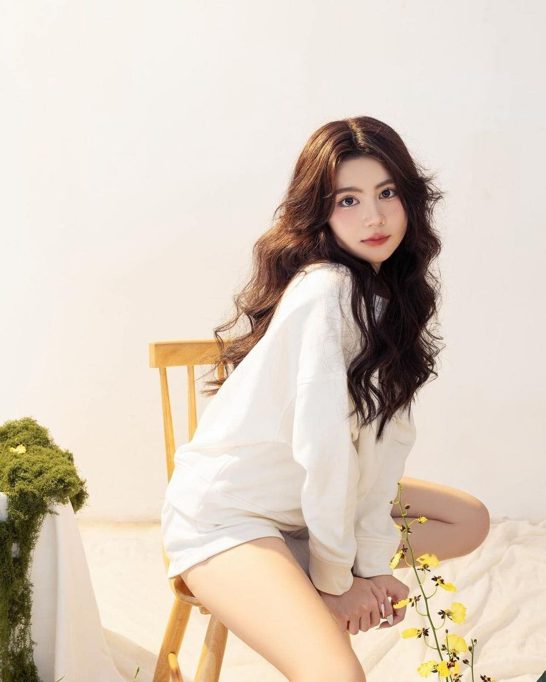 Hạt Dẻ và Lọ Lem là 2 cô con gái nhà MC Quyền Linh, được biết đến với nhan sắc xinh đẹp, giỏi giang.