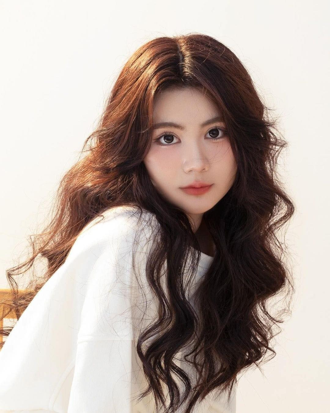 Trong loạt ảnh này, Hạt Dẻ trang điểm trong trẻo, mái tóc được làm sóng thả tự nhiên.Cô bạn diện trang phục trắng trẻ trung khoe đôi chân thon thả.