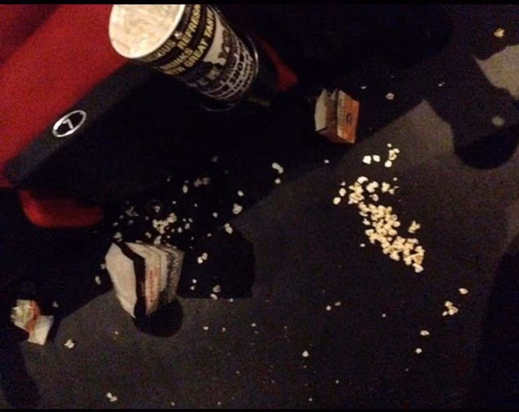 Thay vì để gọn gàng một chỗ, thì họ lại vứt luôn xuống sàn, ngay trên lối đi lại.