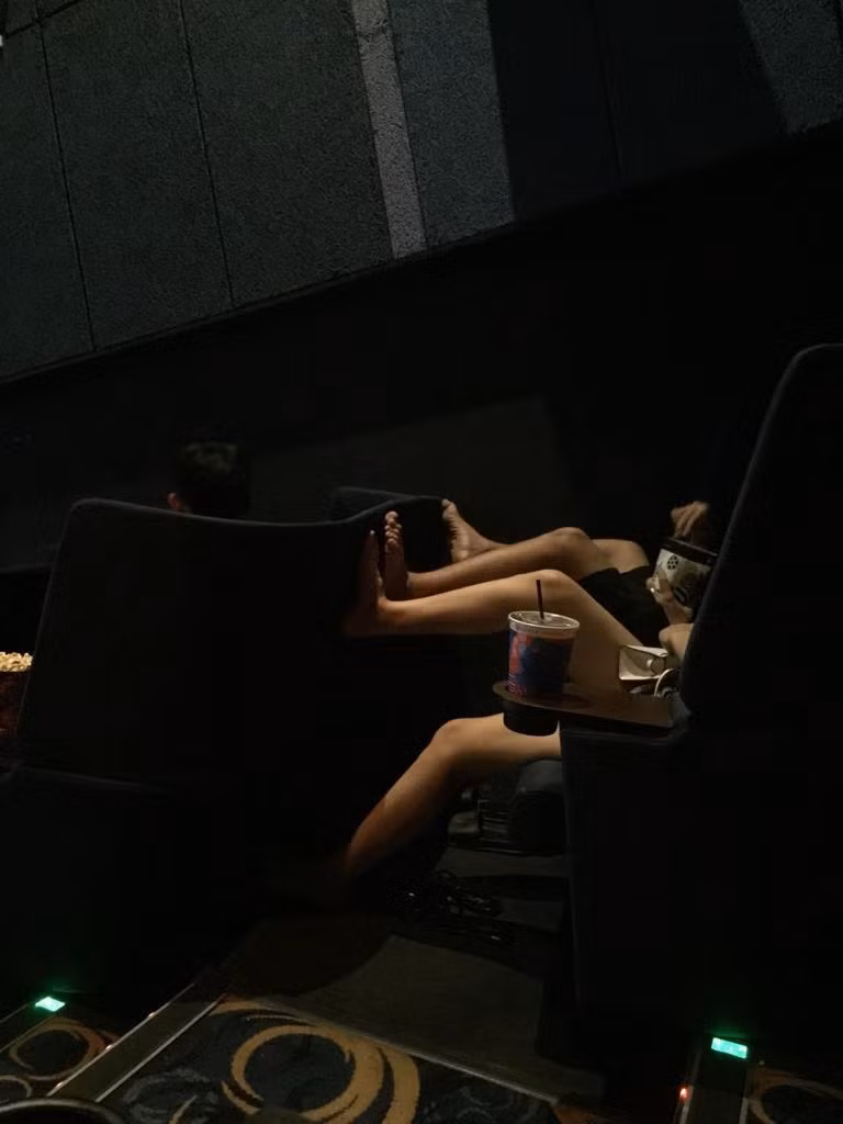 Đây cũng là một hình ảnh vô cùng khiếm nhã của cặp đôi này khi để chân vô tư ngay trên ghế có người ngồi phía trước.