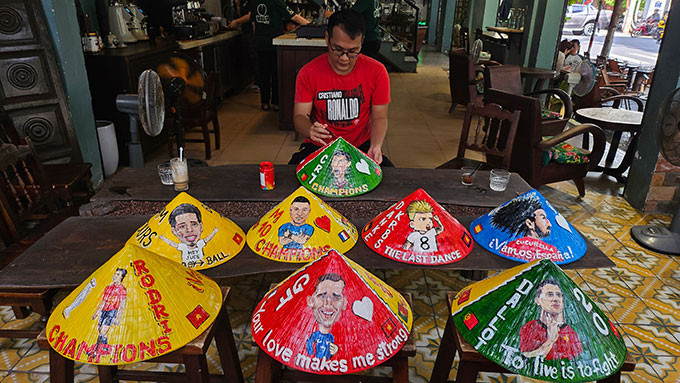 Anh chia sẻ mình cùng những người bạn đi cùng sẽ đội nón lá có vẽ hình cầu thủ Bồ Đào Nha, mặc áo dài Việt Nam, giới thiệu hình ảnh Việt Nam đến đông đảo fan bóng đá.