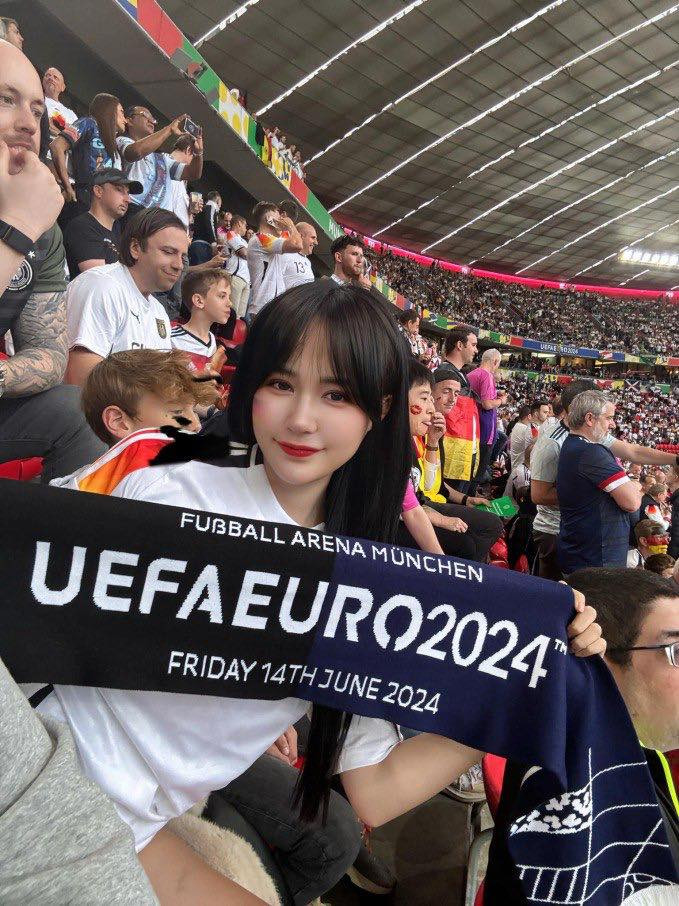 EURO 2024 đã khởi động với những trận cầu vô cùng hấp dẫn thu hút sự theo dõi của CĐV trên toàn thế giới, trong đó có Việt Nam. Thay vì chỉ theo dõi qua màn ảnh, Phạm Thị Minh Tâm đã chi số tiền khủng (~200 triệu) để có mặt tại Đức xem trực tiếp các trận cầu EURO.