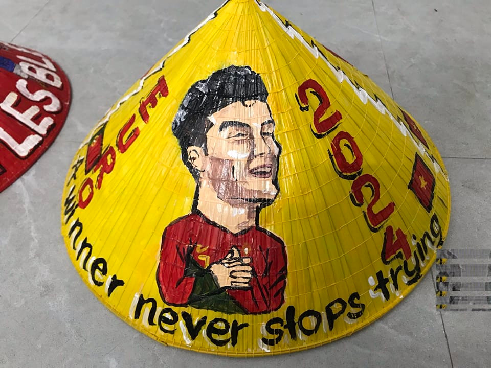 Trong vòng 20 ngày, nhóm của Trường Định chủ động thuê các căn hộ gần khu vực fanzone. Anh đã chuẩn bị những chiếc nón đá đặc biệt vẽ hình các cầu thủ nổi tiếng để mang đến sân cổ vũ.