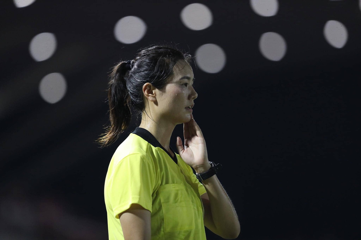 Bên cạnh nữ trọng tài chính, trọng tài biên cũng được cộng đồng mạng chú ý vì có nhan sắc không hề "kém chị kém em", thậm chí còn nổi bật hơn.