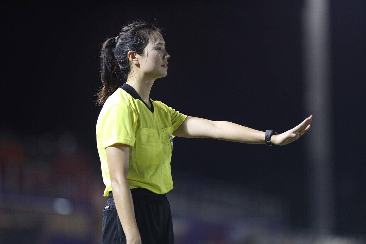 Góc nghiêng thần thánh của trọng tài biên khiến cộng đồng mạng phát sốt, đòi truy tìm bằng được danh tính.