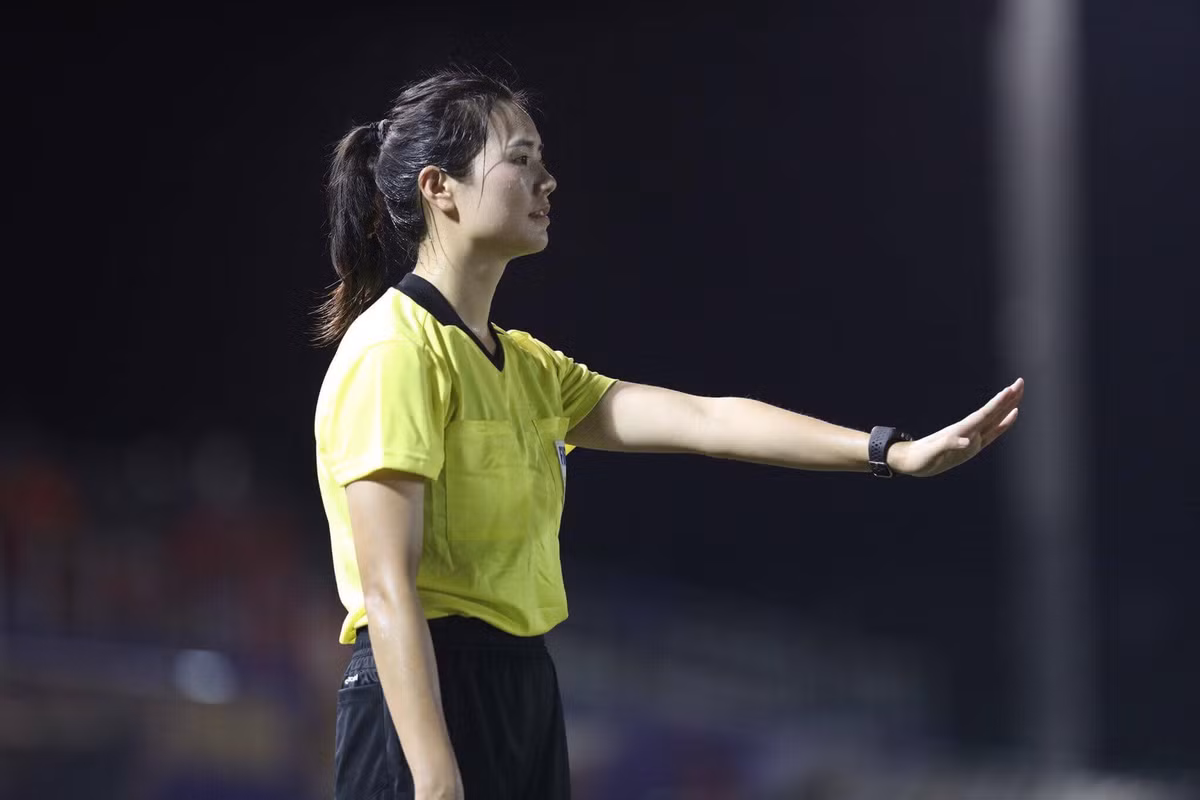 Góc nghiêng thần thánh của trọng tài biên khiến cộng đồng mạng phát sốt, đòi truy tìm bằng được danh tính.