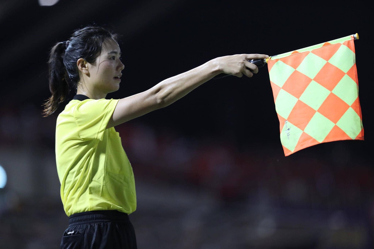 Dù theo sự nghiệp trọng tài nhưng trọng tài biên lại sở hữu nước da khá trắng, dáng người nhỏ nhắn, nữ tính.