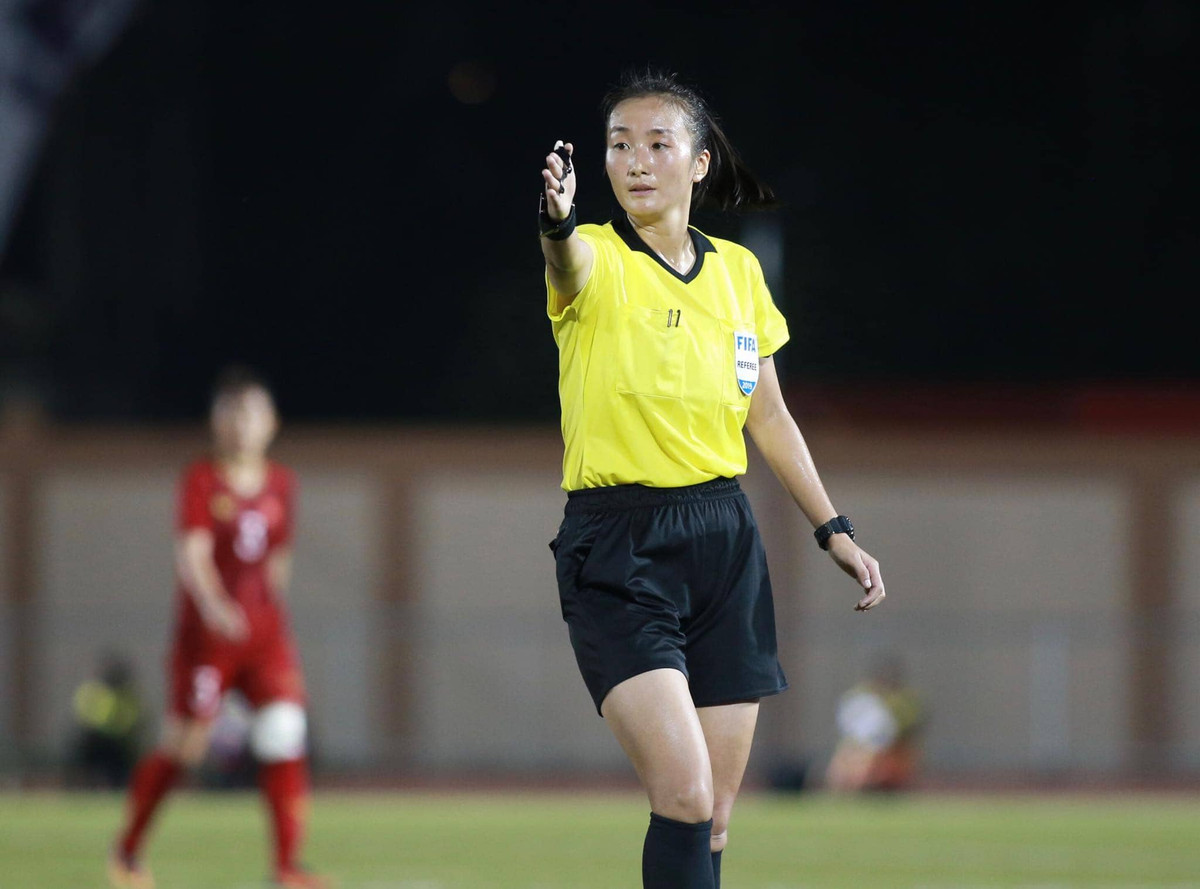 Được biết, trọng tài chính trong trận đấu giữa đội tuyển nữ Việt Nam và đội tuyển nữ Philippines có tên là Mi Siyu, người Trung Quốc.