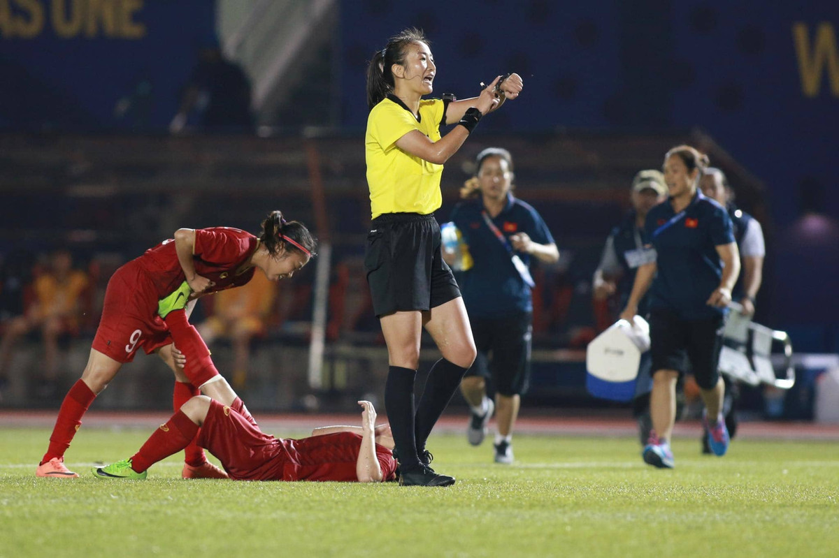 Không sở hữu nhan sắc yếu ớt, Mi Siyu có ngoại hình khoẻ khoắn, năng động. Dù chạy theo trái bóng suốt hơn 90, mồ hôi nhễ nhại nhưng trông cô vẫn xinh đẹp nổi bật.