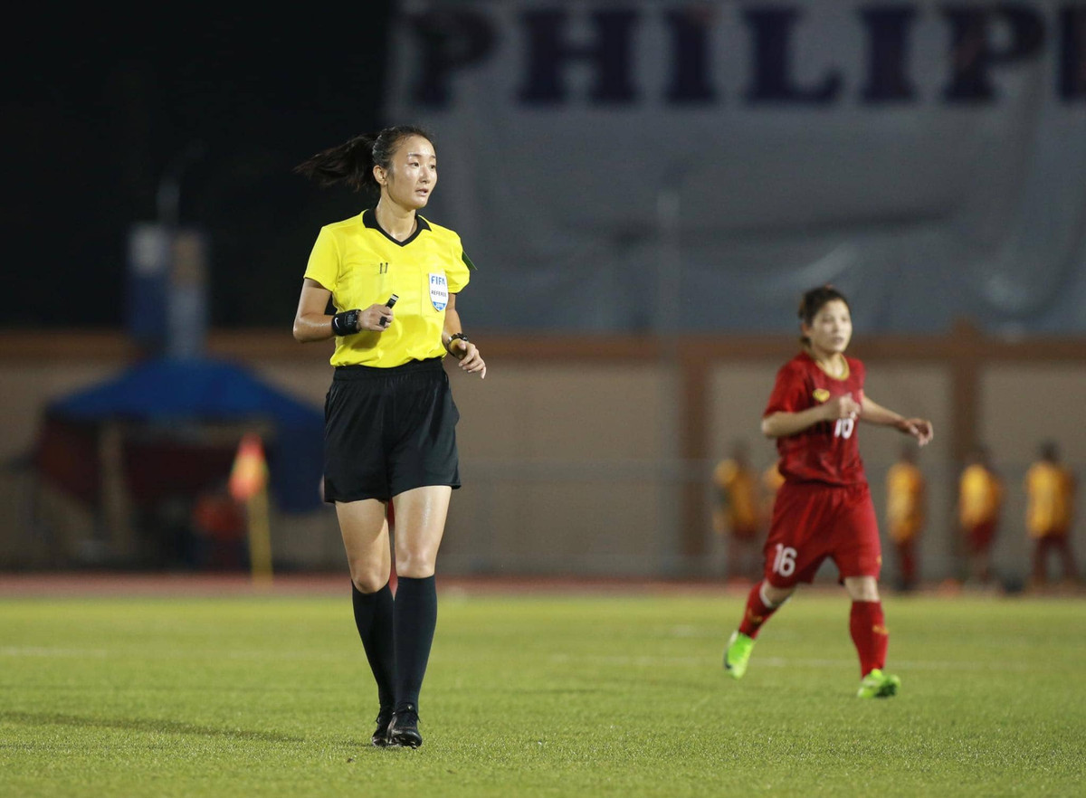 Bên cạnh những lời khen dành cho các nữ cầu thủ Việt Nam, cộng đồng mạng còn phát hiện ra rằng trọng tài chính trong trận đấu sở hữu nhan sắc cực phẩm không hề kém các hot girl.