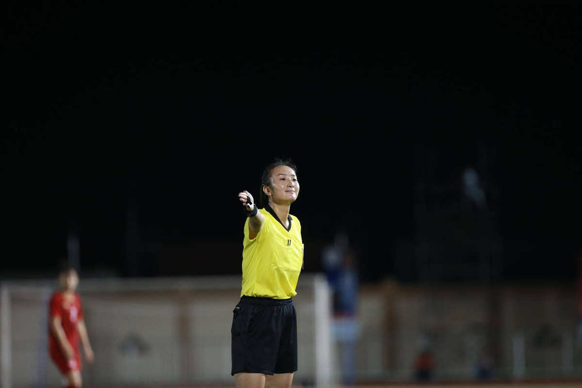 Mặc dù chỉ mặc quần đùi áo số, buộc tóc cao y như các cầu thủ nhưng nữ trọng tài vẫn cực kỳ thu hút.