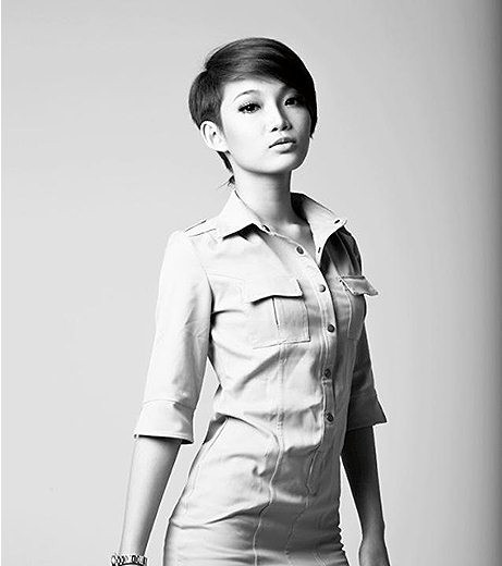 Không những vậy, King Lady còn sở hữu gương mặt lai xinh đẹp. Nét Việt nhưng vóc dáng rất Tây. Thân hình săn chắc với 3 vòng tuyệt vời.