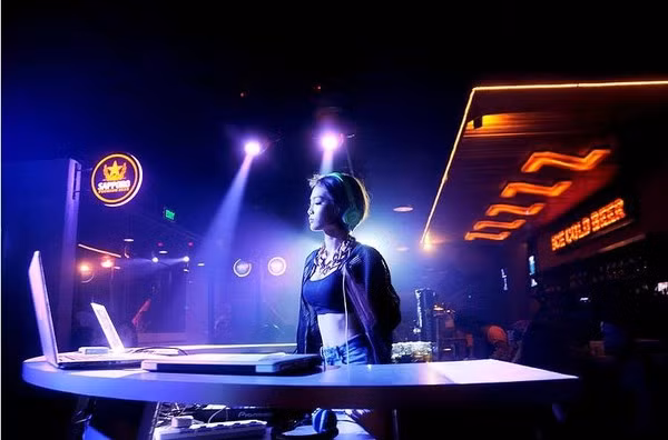 Để ý King Lady làm việc, khán giả có thể thấy rằng cô là một trong những hotgirl DJ chơi EDM khá chất.