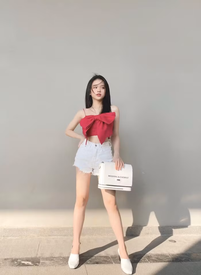 Thay vì những bộ quần áo đơn giản, giờ đây cô nàng đã chăm chút hơn với những bộ đồ ngắn khoe body đẹp.