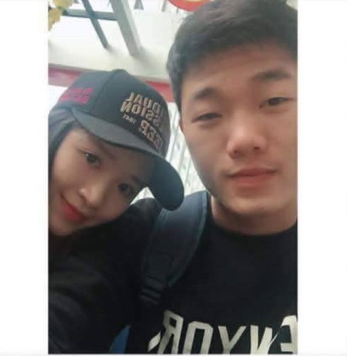 Năm 2018, Nhuệ Giang từng bị người hâm mộ chỉ trích dữ dội khi đăng tải dòng trạng thái tỏ vẻ khinh thường tình cảm của người hâm mộ dành cho bạn trai cầu thủ. Sau đó Xuân Trường cũng từng viết trạng thái rất dài bằng trên Instagram cá nhân và bị "vạ lây" vì bênh bạn gái quá đá và sử dụng tiếng Anh thay vì tiếng Việt.