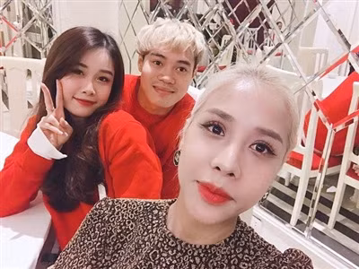 Trang Nhung hiện đang làm việc tại một ngân hàng ở Hà Nội. Cô nàng được người hâm mộ yêu mến bởi tính cách thân thiện, dễ gần và ngoại hình xinh đẹp không kém gì bất kỳ hot girl nào.