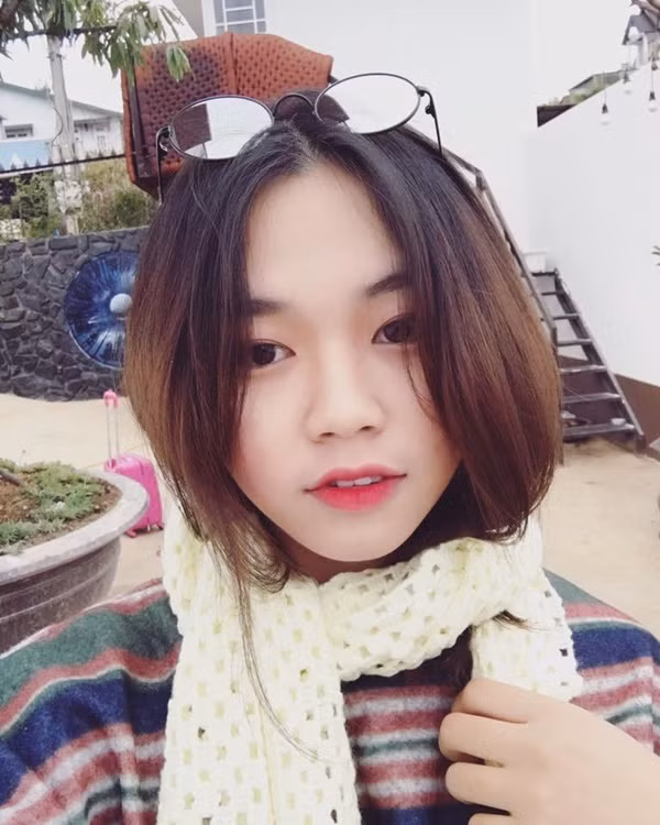 Hồng Duy từng chia sẻ về bạn gái là người dễ thương, tốt bụng và giỏi kinh doanh. Cả hai quen nhau từ nhỏ nhưng mất liên lạc nhiều năm sau đó nói chuyện lại và yêu nhau.