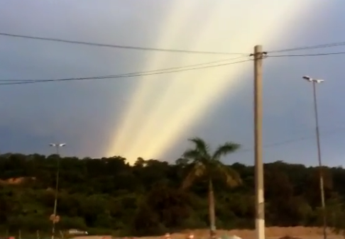 Trước khi xuất hiện hai mặt trời cùng một lúc, khu vực này đã trải qua trận sấm sét đáng sợ và gió lớn