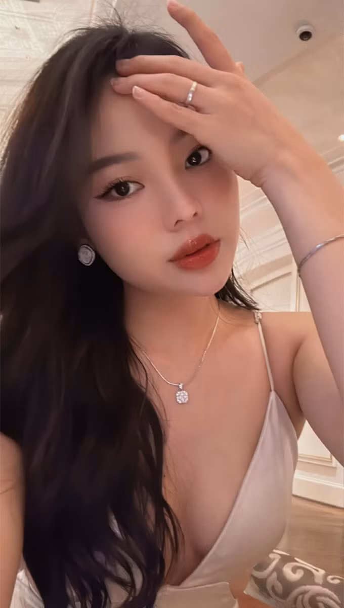 Hiện tại, cô đang là bà chủ khách sạn 4 sao xịn xò tại Đà Nẵng.