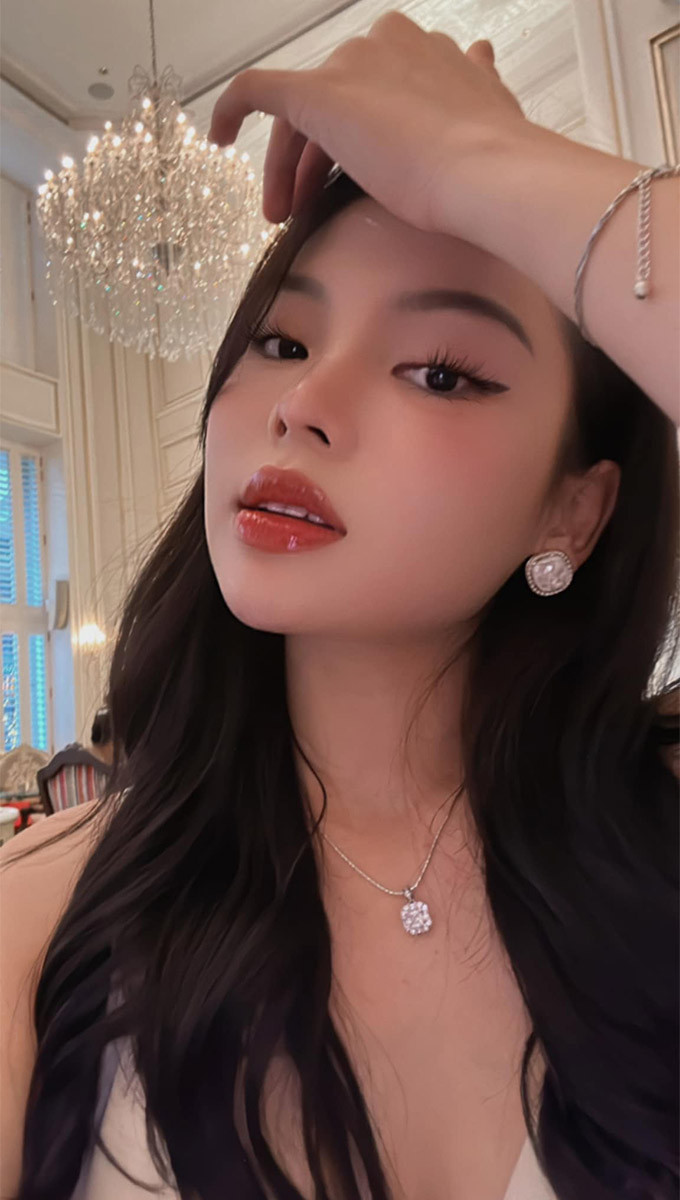 Bên cạnh đó, nàng WAG này còn là chuyên viên tư vấn đầu tư lĩnh vực chứng khoán.