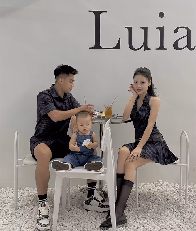 Theo nhận xét của nhiều người, sắc vóc bà xã doanh nhân của tiền vệ Uông Ngọc Tiến ngày càng “thăng hạng” sau khi đón cậu quý tử đầu lòng.