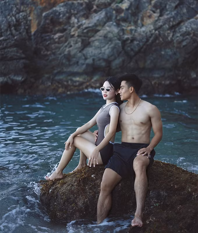 Ngoài việc thành lập thương hiệu thời trang riêng, bà xã của Ngọc Tiến cũng phụ giúp gia đình kinh doanh.