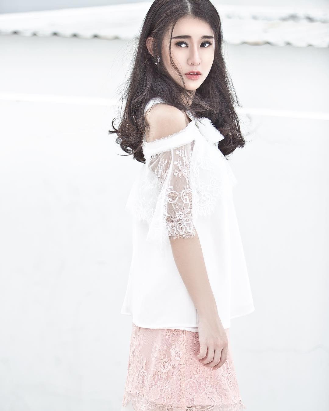 Thế nhưng chuyện tình cảm của cô lại chẳng được thuận buồm xuôi gió. Sau khi chia tay bạn trai Việt kiều tới nay cô nàng chỉ tập trung vào công việc cũng như cuộc sống bên người thân bạn bè.