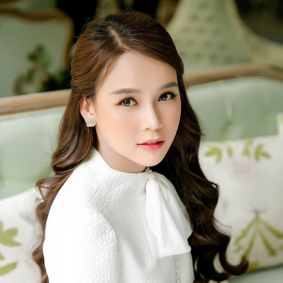 Trong chuyện tình cảm, Sam chưa từng công bố hay tiết lộ danh tính bạn trai nên mọi thứ về đời tư của cô vô cùng kín tiếng. Thời gian gần đây Sam dính tin đồn hẹn hò với Ngô Kiến Huy nhưng cô cũng lên tiếng phủ nhận. Hiện nay người đẹp đang nắm giữ khối tài sản lên tới gần 50 tỷ đồng.