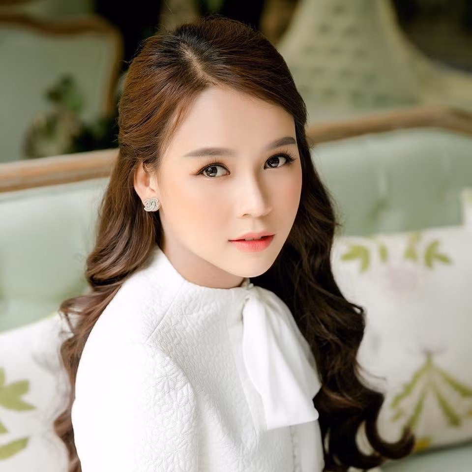 Trong chuyện tình cảm, Sam chưa từng công bố hay tiết lộ danh tính bạn trai nên mọi thứ về đời tư của cô vô cùng kín tiếng. Thời gian gần đây Sam dính tin đồn hẹn hò với Ngô Kiến Huy nhưng cô cũng lên tiếng phủ nhận. Hiện nay người đẹp đang nắm giữ khối tài sản lên tới gần 50 tỷ đồng.