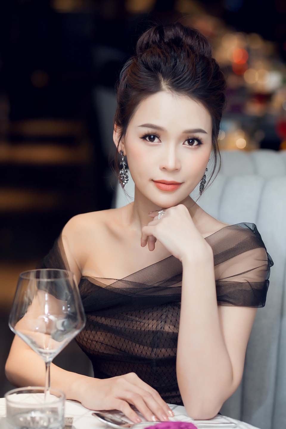 Vốn nổi tiếng là hot girl mẫu ảnh, nhưng Sam dần thay đổi và phát triển bản thân trên con đường nghệ thuật. Cô hiện là diễn viên và MC trẻ được rất nhiều người yêu mến.