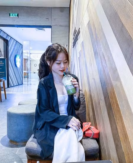 Ngoài ra, Huỳnh Anh còn khiến cộng đồng mạng bức xúc khi cố tình để lộ những hình ảnh đang ở cùng Quang Hải như đăng clip đi ăn với các cầu thủ dù không quay cầu thủ Quang Hải nhưng có sự xuất hiện của Hà Đức Chinh, fans còn nghe được giọng hát của cầu thủ mang áo số 19 trong đoạn video, theo dõi hàng loạt người thân thiết của chàng cầu thủ, mặc áo đội tuyển số 19 và xuất hiện chung với quản lý của anh.