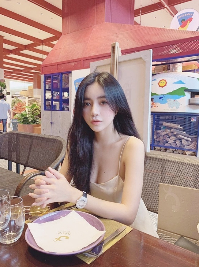 Hậu gây sốt tại chương trình này, hot girl Trang Anna gây ấn tượng với khán giả và đứng đầu danh sách tìm kiếm. Không chỉ có ngoại hình xinh ngất ngây, cô còn sở hữu mái tóc đen dài bồng bềnh khiến mọi người không thể không ngắm nhìn.