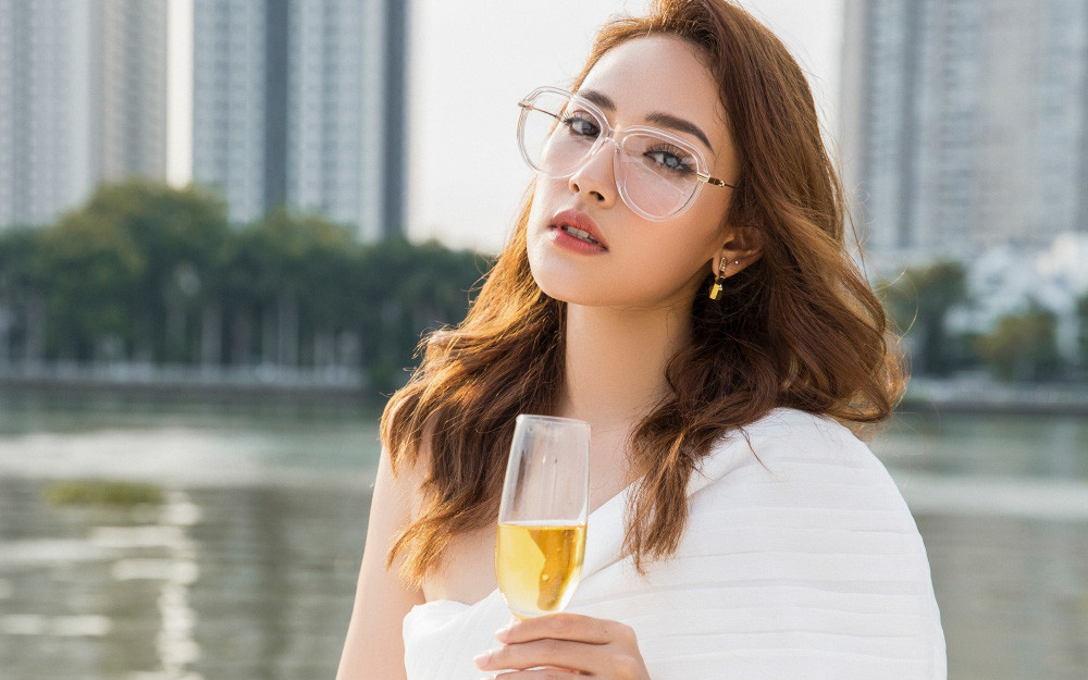 Vừa qua, Cara Phương được chú ý khi ngồi ghế nữ chính của chương trình Người ấy là ai và thành đôi với nam game thủ Noway. Sau khi chương trình kết thúc cả hai liên tục nhận được sự quan tâm từ phía công chúng.