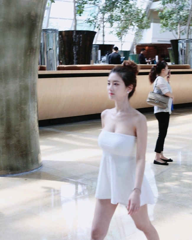 Cô gái Hàn Quốc với vóc dáng nổi bật dù hình ảnh bị out net vẫn thấy vô cùng xinh đẹp này là Yuki Han (Han So Young) vốn được biết đến với tư cách người mẫu, streamer.