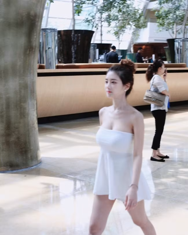 Cô gái Hàn Quốc với vóc dáng nổi bật dù hình ảnh bị out net vẫn thấy vô cùng xinh đẹp này là Yuki Han (Han So Young) vốn được biết đến với tư cách người mẫu, streamer.