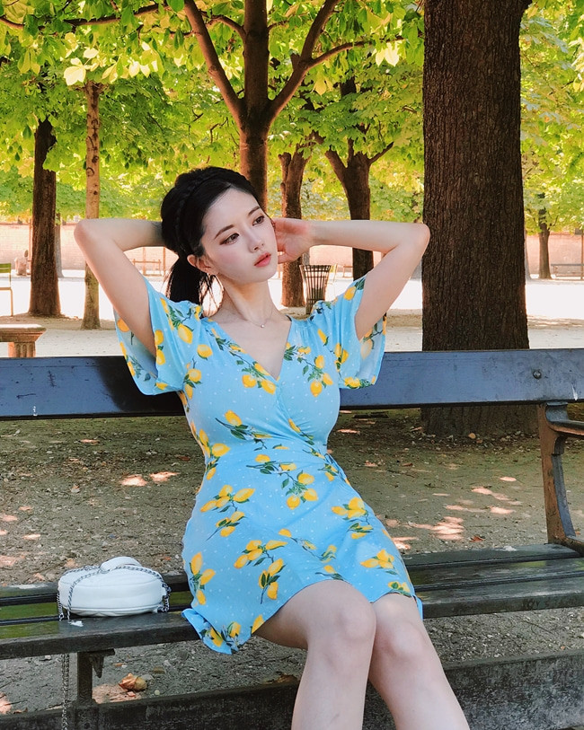 Chính bởi vậy có người nói rằng trông thân hình của cô không được cân đối, thậm chí có tin đồn cô đã "nâng cấp" vòng một.