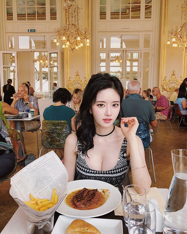 Trái ngược với diện mạo ngây thơ, Yuki Han lại có vòng một nóng bỏng trong khi thân hình lại mảnh mai.