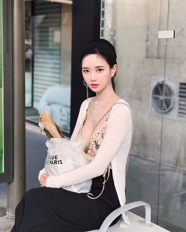 Người đẹp xứ Hàn sinh ngày 6/8/1983, mặc dù không còn ở độ tuổi đôi mươi nhưng cô vẫn khiến người khác phải ngắm nhìn vì xinh đẹp.