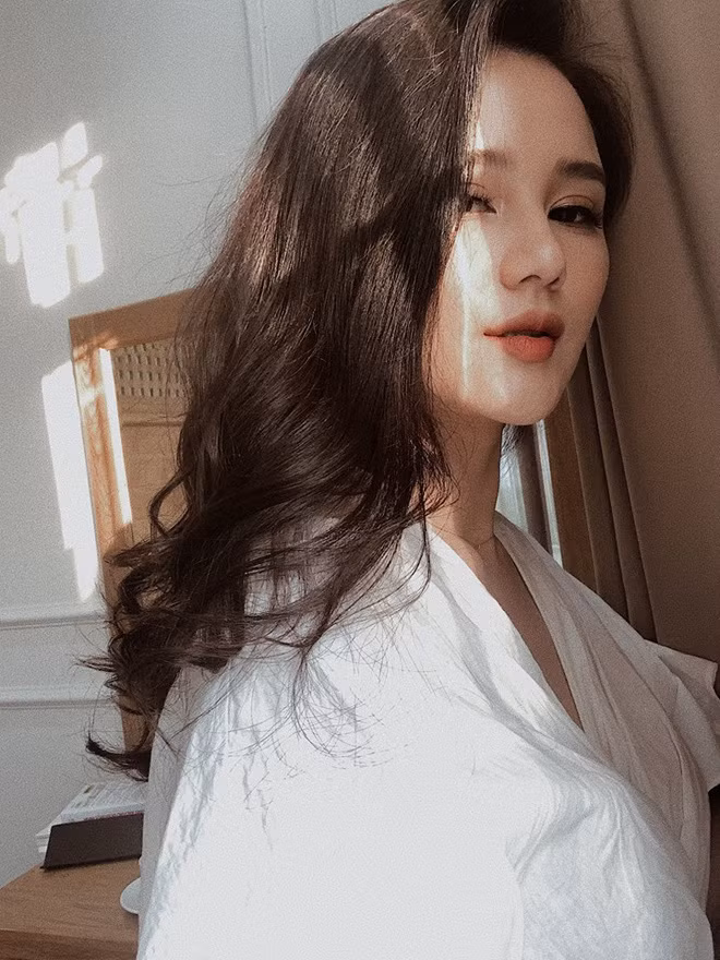 Không chỉ biết đến với vai trò MC truyền hình, Huyền Châu còn là bà chủ của một thương hiệu thời trang. Không chỉ thành đạt trong công việc, Huyền Châu ngày càng xinh đẹp, quyến rũ và trẻ trung như thiếu nữ.