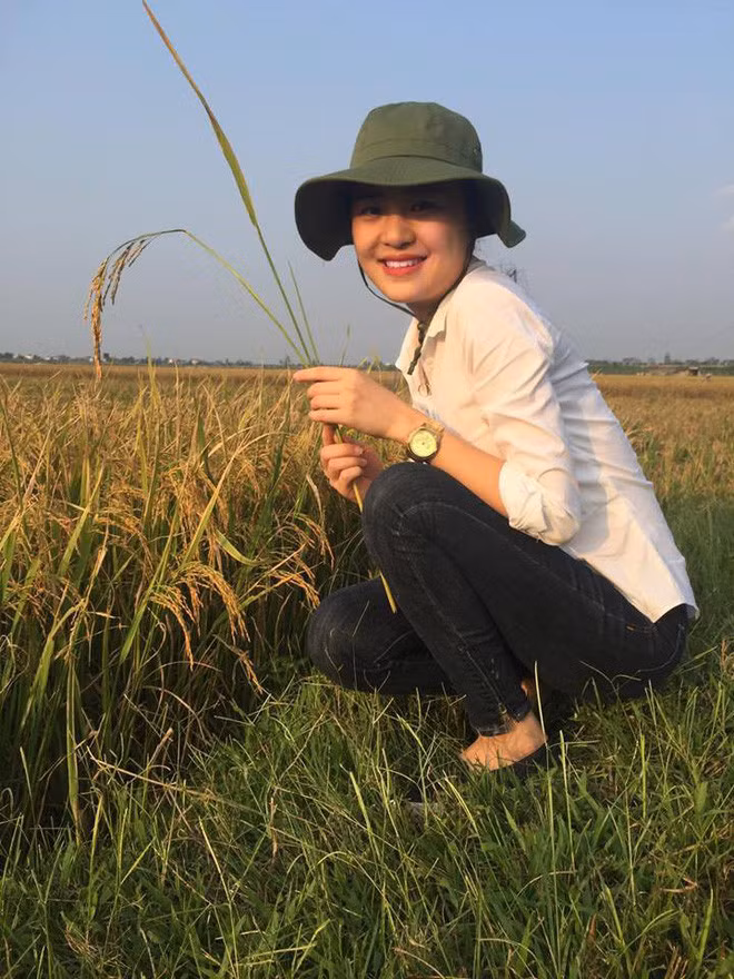 Bên cạnh làm MC, Bích Ngọc cũng kinh doanh trên mạng xã hội. Cô bán hoa và cây cảnh trang trí cho gia đình.