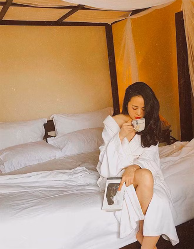 Lên truyền hình, Ngọc Bích là nữ MC giản dị, thân thiện sở hữu nụ cười gần gũi. Cô được đánh giá là xinh đẹp, gương mặt tròn phúc hậu, các nét hài hoà đúng chuẩn gái Việt.