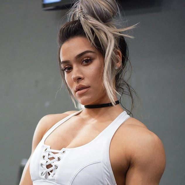 Cô bấm theo dõi để học hỏi kinh nghiệm, thực hành các bài tập từ các ngôi sao thể hình. Sau một thời gian miệt mài, Martin đã có thân hình rắn chắc đáng ngưỡng mộ.