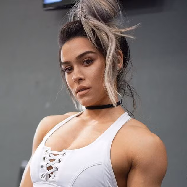 Cô bấm theo dõi để học hỏi kinh nghiệm, thực hành các bài tập từ các ngôi sao thể hình. Sau một thời gian miệt mài, Martin đã có thân hình rắn chắc đáng ngưỡng mộ.