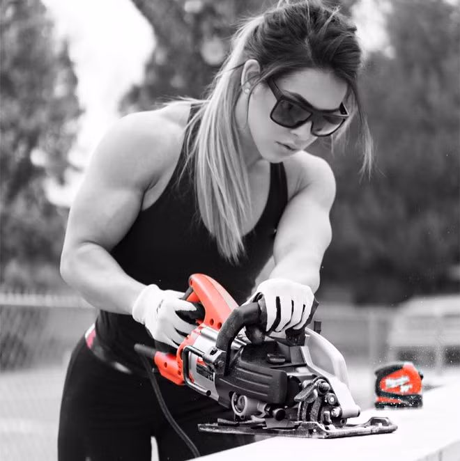 Có niềm đam mê lớn với các môn thể thao song thể hình không phải lựa chọn đầu tiên của Martin. Sau khi tốt nghiệp đại học, cô cùng bạn trai làm việc toàn thời gian tại công trường xây dựng. Năm 23 tuổi, vô tình bắt gặp hình ảnh đẹp như tượng tạc của người mẫu thể hình Jamie Eason trên bìa tạp chí, Martin được truyền cảm hứng và theo đuổi con đường tập luyện nghiêm túc.