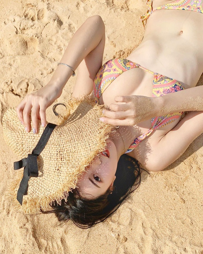 Lựa chọn đi theo con đường làm mẫu nội y, người đẹp xứ Đài không tránh khỏi bình luận tiêu cực từ dân mạng. Một số người theo dõi cho rằng cô hám danh lợi, khoe thân phản cảm. Đáp lại, cô gái 23 tuổi nói rằng sẽ không để những lời lẽ miệt thị đốn gục mình mà biến chúng thành động lực để kiếm nhiều tiền, thành công hơn.