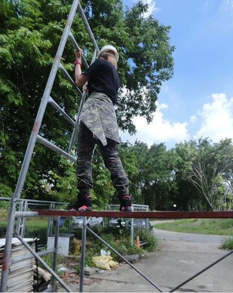 Cách đây 5 năm, khi mới 17 tuổi, người đẹp xứ Đài rời quê lên làm việc tại một công trường tại huyện Vân Lâm. Những hình ảnh làm việc của cô đứng làm việc trên giàn giáo nhanh chóng gây sốt mạng khi được chia sẻ lên diễn đàn. Sự nổi tiếng bất ngờ cùng với ngoại hình nổi bật mở ra cơ hội cho Lâm Gia Nghi bước chân vào làng giải trí.