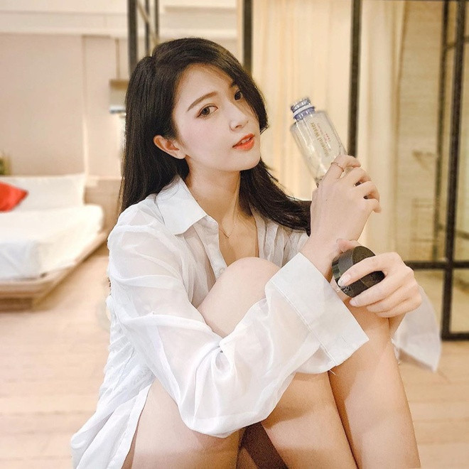 Lâm Gia Nghi (23 tuổi) là hot girl nổi danh mạng xã hội Đài Loan (Trung Quốc), thu hút hơn 400.000 follower tại trang cá nhân. Có gương mặt xinh đẹp, thân hình mảnh mai cùng vòng một nóng bỏng, Gia Nghi trở thành người mẫu nội y được nhiều nhãn hàng săn đón. Không ít người bất ngờ khi biết rằng 9X từng là công nhân tại công trường xây dựng, gây sốt mạng với biệt danh "hot girl giàn giáo".