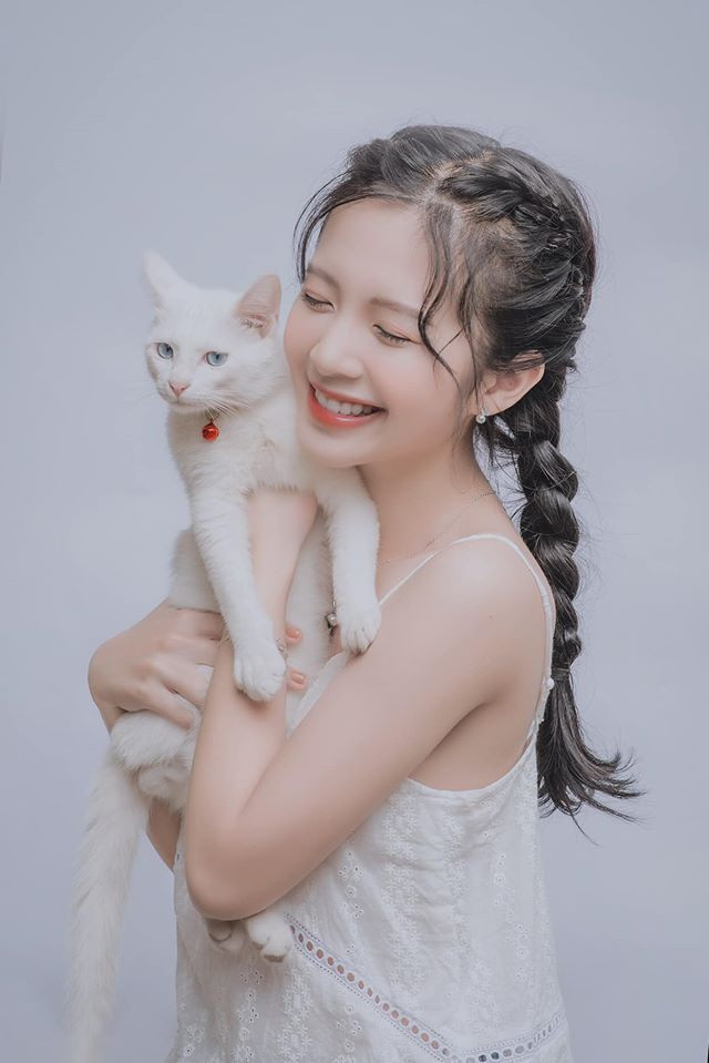 Hiện với thu nhập từ công việc làm mẫu ảnh, quay quảng cáo và đóng phim ngắn, cô gái 23 tuổi có thể tự trang trải cuộc sống, chi tiêu khá thoải mái. Trang cá nhân của cô có 50.000 người theo dõi, hot girl 9X thường xuyên khoe các bộ hình nghệ thuật và cập nhật về cuộc sống thường ngày.