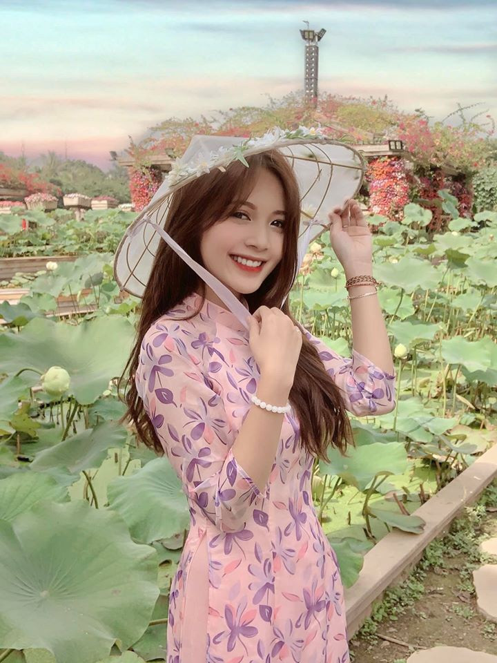 "Hồi đi học, thỉnh thoảng mình cũng đi làm mẫu ảnh, lúc đó làm chỉ vì yêu thích thôi. Sau khi khi ra trường, may mắn có cơ duyên nên mình bắt đầu thử sức với một số vai diễn. Ngày mới đi quay mình rất tự ti, rụt rè, còn xin đạo diễn phân cho vai nào không cần thoại chỉ cần đứng hoặc ngồi im. Mọi người trong đoàn đều buồn cười nhưng vẫn động viên mình thử sức. Được mọi người tin tưởng, những lần sau dần quen nên hiện tại mình đã tự tin hơn rất nhiều".